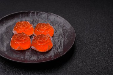 Jöleli şeker ya da koyu beton arka planda farklı aromalı ev yapımı marmelat.