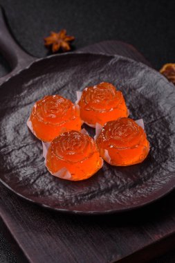 Jöleli şeker ya da koyu beton arka planda farklı aromalı ev yapımı marmelat.