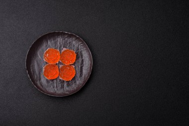 Jöleli şeker ya da koyu beton arka planda farklı aromalı ev yapımı marmelat.