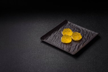 Jöleli şeker ya da koyu beton arka planda farklı aromalı ev yapımı marmelat.