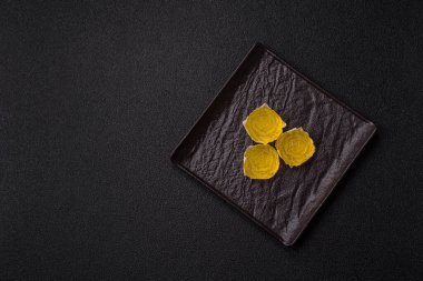 Jöleli şeker ya da koyu beton arka planda farklı aromalı ev yapımı marmelat.