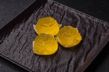 Jöleli şeker ya da koyu beton arka planda farklı aromalı ev yapımı marmelat.