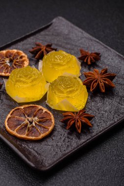 Jöleli şeker ya da koyu beton arka planda farklı aromalı ev yapımı marmelat.