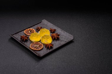 Jöleli şeker ya da koyu beton arka planda farklı aromalı ev yapımı marmelat.