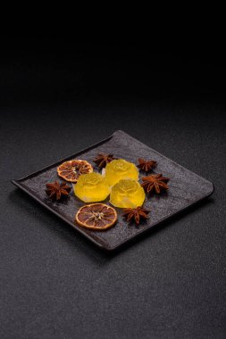 Jöleli şeker ya da koyu beton arka planda farklı aromalı ev yapımı marmelat.