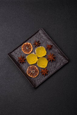 Jöleli şeker ya da koyu beton arka planda farklı aromalı ev yapımı marmelat.