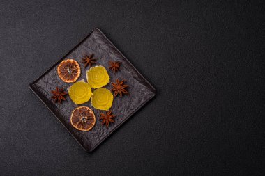 Jöleli şeker ya da koyu beton arka planda farklı aromalı ev yapımı marmelat.