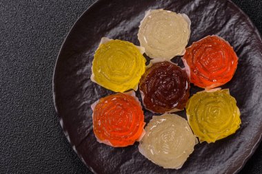 Jöleli şeker ya da koyu beton arka planda farklı aromalı ev yapımı marmelat.