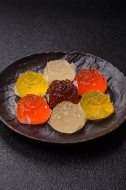 Jöleli şeker ya da koyu beton arka planda farklı aromalı ev yapımı marmelat.