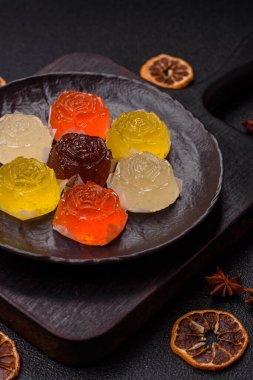 Jöleli şeker ya da koyu beton arka planda farklı aromalı ev yapımı marmelat.