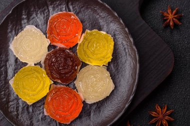 Jöleli şeker ya da koyu beton arka planda farklı aromalı ev yapımı marmelat.