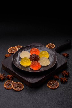 Jöleli şeker ya da koyu beton arka planda farklı aromalı ev yapımı marmelat.