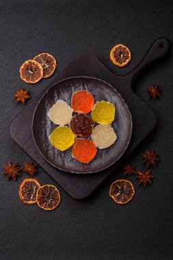 Jöleli şeker ya da koyu beton arka planda farklı aromalı ev yapımı marmelat.