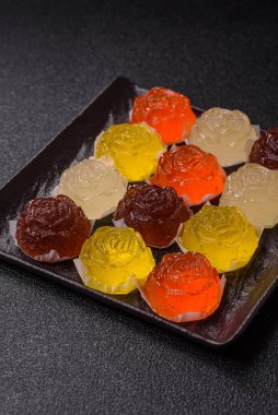 Jöleli şeker ya da koyu beton arka planda farklı aromalı ev yapımı marmelat.