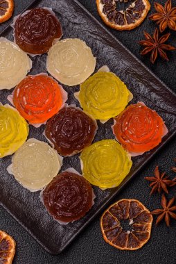 Jöleli şeker ya da koyu beton arka planda farklı aromalı ev yapımı marmelat.