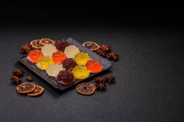 Jöleli şeker ya da koyu beton arka planda farklı aromalı ev yapımı marmelat.