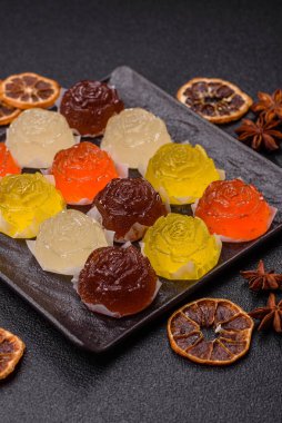 Jöleli şeker ya da koyu beton arka planda farklı aromalı ev yapımı marmelat.