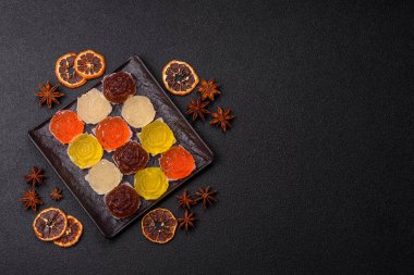 Jöleli şeker ya da koyu beton arka planda farklı aromalı ev yapımı marmelat.