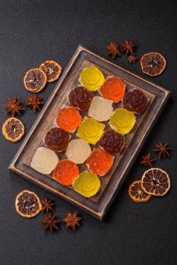 Jöleli şeker ya da koyu beton arka planda farklı aromalı ev yapımı marmelat.