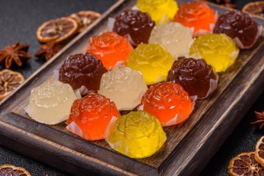 Jöleli şeker ya da koyu beton arka planda farklı aromalı ev yapımı marmelat.