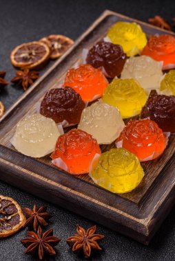 Jöleli şeker ya da koyu beton arka planda farklı aromalı ev yapımı marmelat.