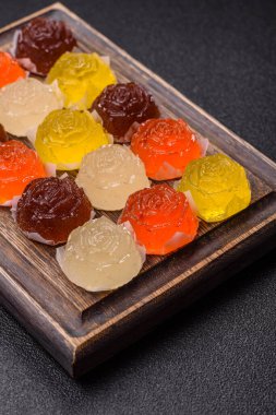 Jöleli şeker ya da koyu beton arka planda farklı aromalı ev yapımı marmelat.