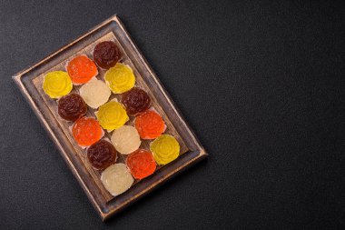 Jöleli şeker ya da koyu beton arka planda farklı aromalı ev yapımı marmelat.