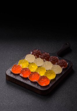 Jöleli şeker ya da koyu beton arka planda farklı aromalı ev yapımı marmelat.