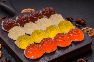 Jöleli şeker ya da koyu beton arka planda farklı aromalı ev yapımı marmelat.