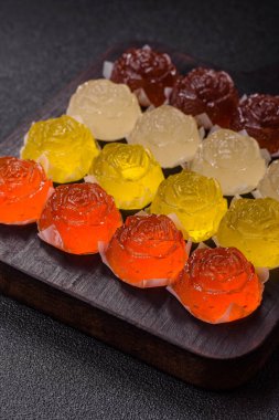 Jöleli şeker ya da koyu beton arka planda farklı aromalı ev yapımı marmelat.