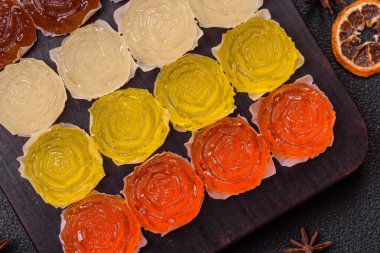 Jöleli şeker ya da koyu beton arka planda farklı aromalı ev yapımı marmelat.