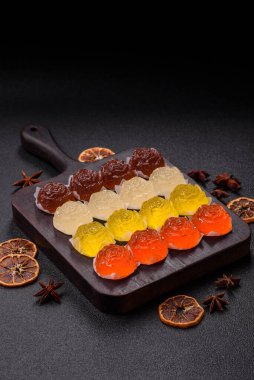 Jöleli şeker ya da koyu beton arka planda farklı aromalı ev yapımı marmelat.