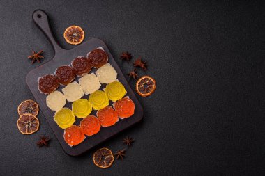 Jöleli şeker ya da koyu beton arka planda farklı aromalı ev yapımı marmelat.