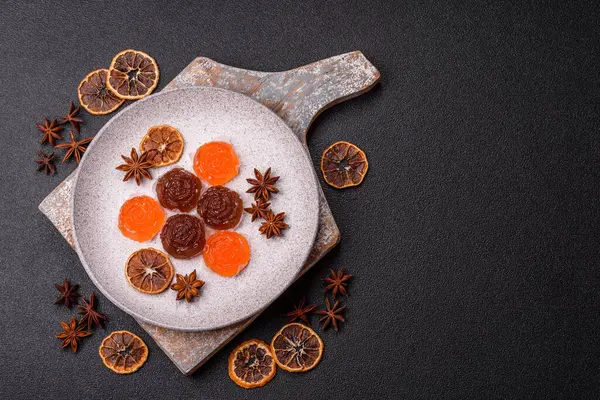 Jöleli şeker ya da koyu beton arka planda farklı aromalı ev yapımı marmelat.