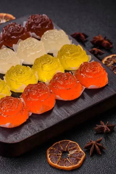 Jöleli şeker ya da koyu beton arka planda farklı aromalı ev yapımı marmelat.