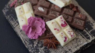 Çok renkli çikolatalar pembe, beyaz, kahverengi, koyu beton arka plan