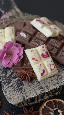 Çok renkli çikolatalar pembe, beyaz, kahverengi, koyu beton arka plan