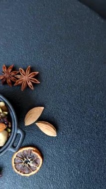 Ballı fındık, ceviz, fındık, çam fıstığı ve kurutulmuş meyveler koyu beton arka planda seramik kasede.