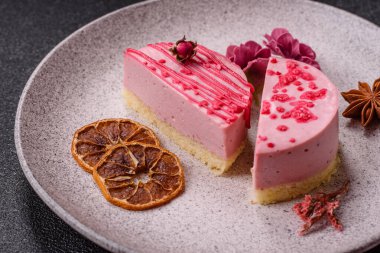 Koyu beton arka planda ahududu ya da çilekli tatlı yuvarlak tart peynirli kek.