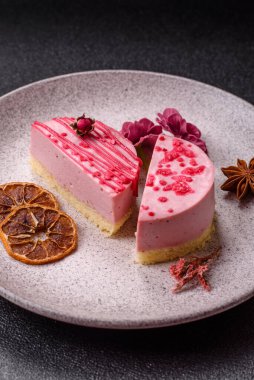 Koyu beton arka planda ahududu ya da çilekli tatlı yuvarlak tart peynirli kek.