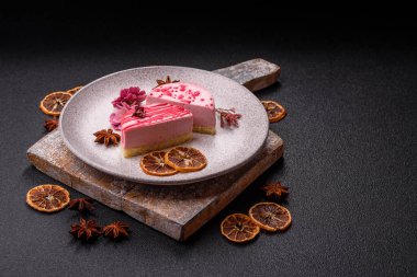 Koyu beton arka planda ahududu ya da çilekli tatlı yuvarlak tart peynirli kek.