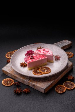 Koyu beton arka planda ahududu ya da çilekli tatlı yuvarlak tart peynirli kek.