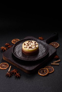 Tatlı yuvarlak turta. Koyu beton arka planda üç çikolata.