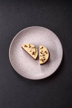 Tatlı yuvarlak turta. Koyu beton arka planda üç çikolata.