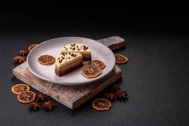 Tatlı yuvarlak turta. Koyu beton arka planda üç çikolata.