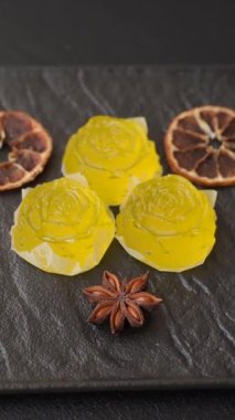 Jöleli şeker ya da koyu beton arka planda farklı aromalı ev yapımı marmelat.