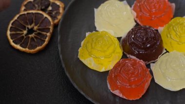 Jöleli şeker ya da koyu beton arka planda farklı aromalı ev yapımı marmelat.