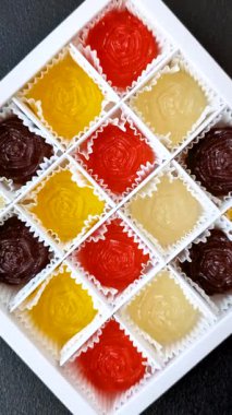 Jöleli şeker ya da koyu beton arka planda farklı aromalı ev yapımı marmelat.