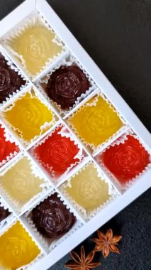 Jöleli şeker ya da koyu beton arka planda farklı aromalı ev yapımı marmelat.