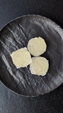 Jöleli şeker ya da koyu beton arka planda farklı aromalı ev yapımı marmelat.